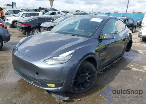 2022 Tesla Model Y Long Range Dual Motor All-Wheel Drive z USA, uszkodzony, nr VIN 7SAYGDEE6NF363179